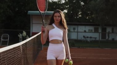 Kil spor sahasında tenis oynayan genç bir kadın. Tenis konsepti.