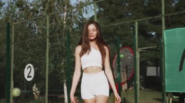 Kil spor sahasında tenis oynayan genç bir kadın. Tenis konsepti.