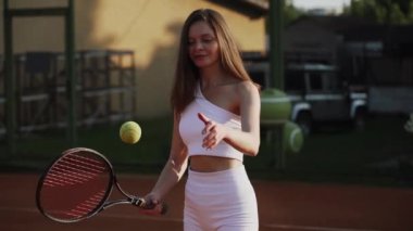 Kil spor sahasında tenis oynayan genç bir kadın. Tenis konsepti.