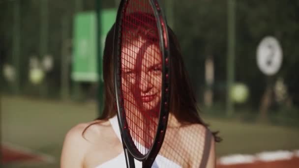 Mladá Žena Hrající Tenis Hliněném Sportovním Dvorku Koncept Tenisové Hry — Stock video