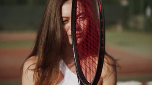 Een Jonge Vrouw Tennissen Een Klei Sportveld Het Concept Van — Stockvideo
