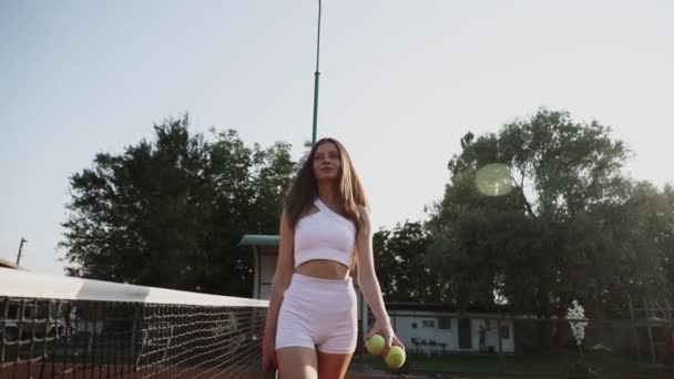 Μια Νεαρή Γυναίκα Που Παίζει Τένις Ένα Πήλινο Αθλητικό Δικαστήριο — Αρχείο Βίντεο