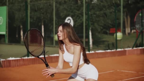 Μια Νεαρή Γυναίκα Που Παίζει Τένις Ένα Πήλινο Αθλητικό Δικαστήριο — Αρχείο Βίντεο
