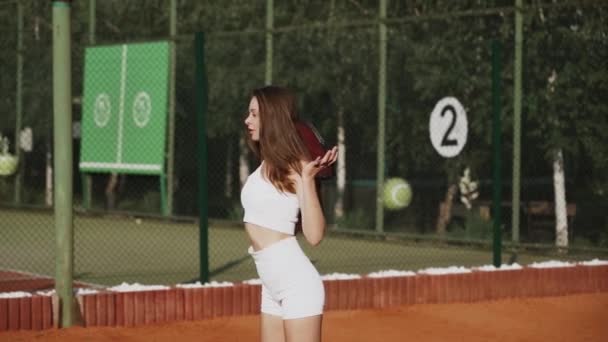 Una Joven Jugando Tenis Una Cancha Deportiva Barro Concepto Del — Vídeo de stock