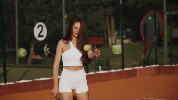 Una Joven Jugando Tenis Una Cancha Deportiva Barro Concepto Del — Vídeos de Stock