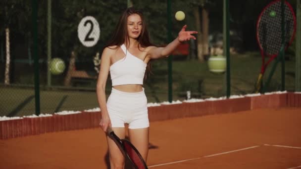 粘土のスポーツコートでテニスをする若い女性 テニスのゲームの概念 — ストック動画