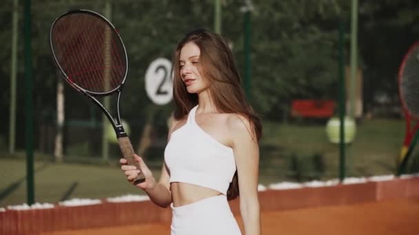 粘土のスポーツコートでテニスをする若い女性 テニスのゲームの概念 — ストック動画