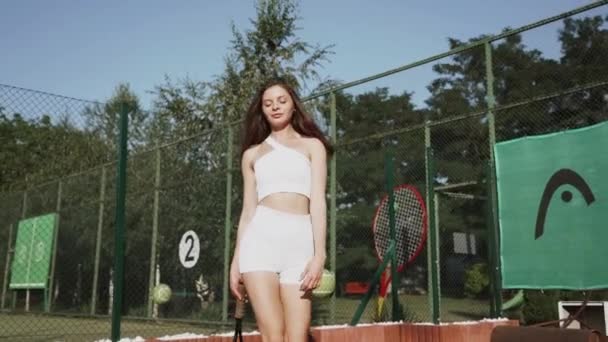 Kil Spor Sahasında Tenis Oynayan Genç Bir Kadın Tenis Konsepti — Stok video