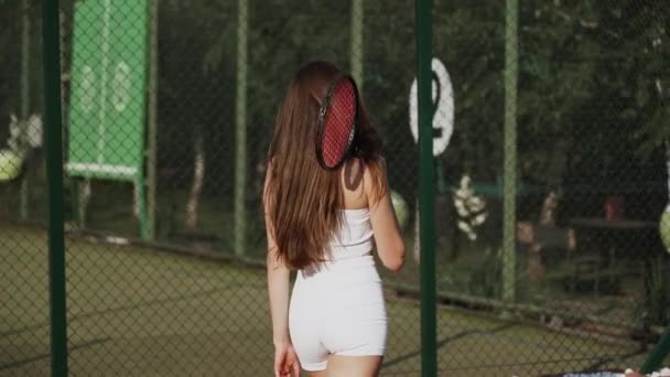 Молодая Женщина Играет Теннис Глиняном Спортивном Корте — стоковое видео
