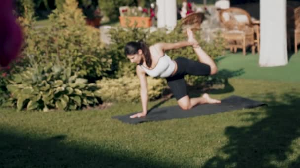 Mujer Joven Está Haciendo Deportes Aire Libre Cerca Casa Patio — Vídeos de Stock