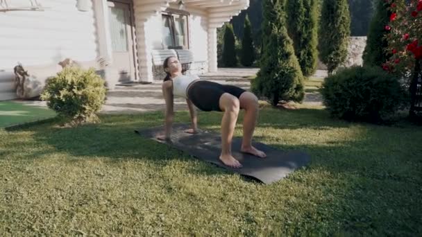 Genç Bir Kadın Bahçedeki Evinin Yanında Açık Hava Sporları Yapıyor — Stok video