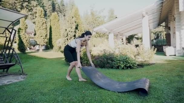 여자는 마당에서 그녀의 스포츠를하고있다 잔디에 운동복에 피트니스 그녀의 뒷마당 Doing — 비디오