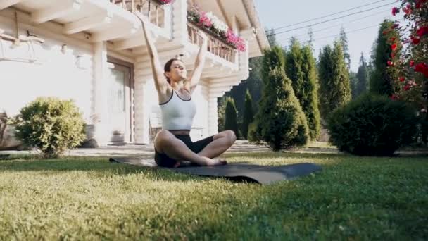 Genç Bir Kadın Bahçedeki Evinin Yanında Açık Hava Sporları Yapıyor — Stok video