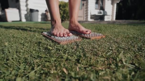Frau Steht Auf Einem Hölzernen Yoga Sadhu Brett Mit Nägeln — Stockvideo
