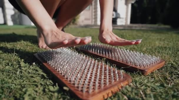 Vrouw Staand Houten Yoga Sadhu Board Met Spijkers Voor Oefening — Stockvideo