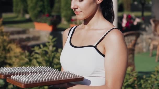 Mulher Madeira Ioga Sadhu Board Com Pregos Para Prática Meditação — Vídeo de Stock