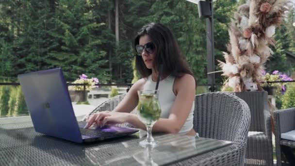 Freelance Mulher Sentar Perto Piscina Uma Rapariga Americana Ocupada Trabalha — Vídeo de Stock
