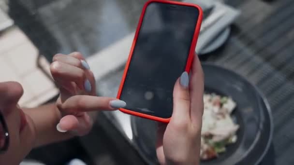 Vrouw Fotograferen Voedsel Zomervakantie Het Aanpassen Van Helderheid Smartphone Voor — Stockvideo