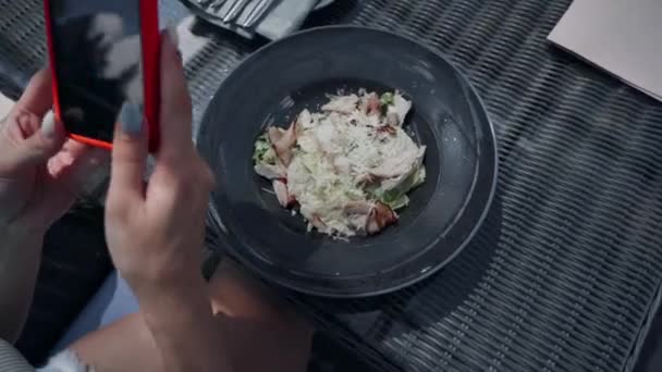 Жінка Фотографує Їжу Літніх Канікулах Регулюючи Яскравість Смартфоні Перед Тим — стокове відео