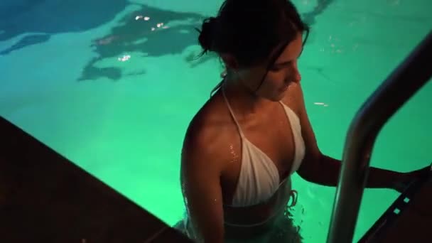 Atrakcyjny Model Żeński Białym Stroju Kąpielowym Leżący Wodzie Basenowej Hotelu — Wideo stockowe