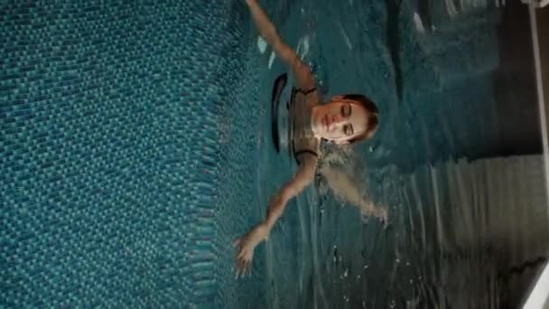 Jong Gelukkig Stel Genieten Ontspannen Het Overdekte Zwembad Het Luxe — Stockvideo