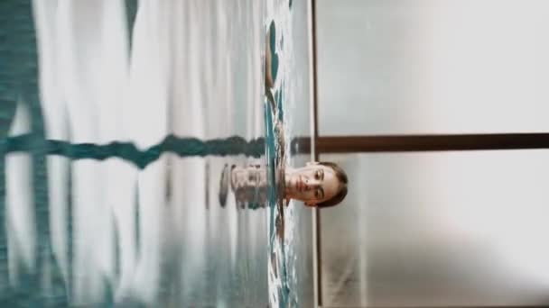 Jong Gelukkig Stel Genieten Ontspannen Het Overdekte Zwembad Het Luxe — Stockvideo