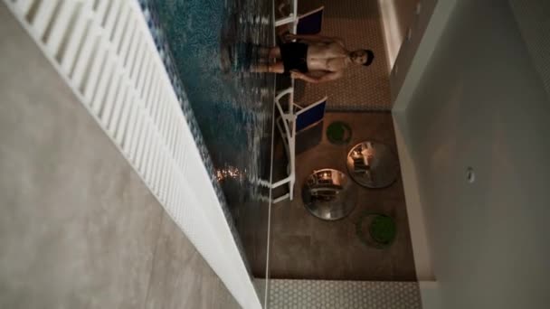 Mladý Šťastný Pár Vychutnat Relaxovat Krytém Bazénu Luxusním Wellness Centru — Stock video