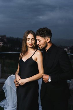 Otelin çatısında birbirine aşık bir çiftin romantik akşam yemeği.