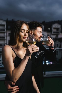 Otelin çatısında birbirine aşık bir çiftin romantik akşam yemeği.