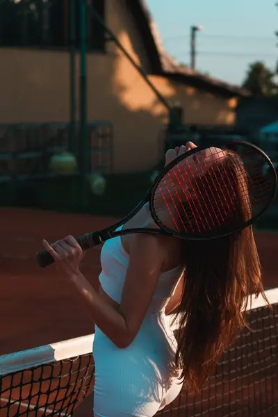 Muotokuva Tennispelaaja Nainen Valkoinen Univormu Maila Kentällä Naispuolinen Urheilija Seisoo — kuvapankkivalokuva