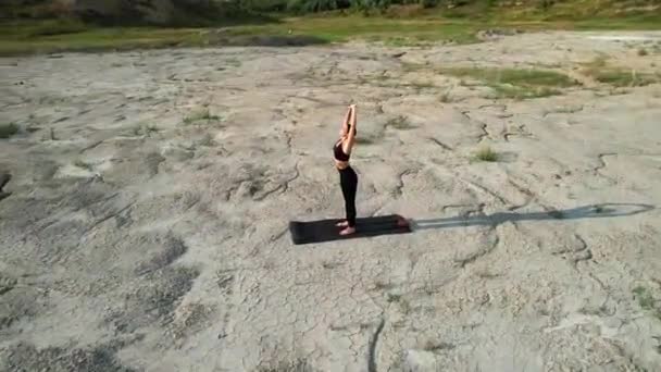Жінка Робить Йогу Стоїть Цвяхах Пустелі Заході Сонця Поняття Йоги — стокове відео