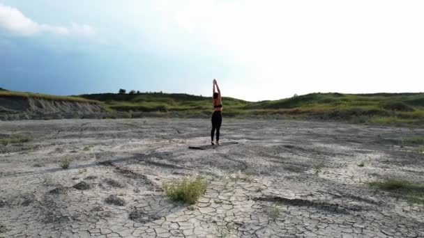 Жінка Робить Йогу Стоїть Цвяхах Пустелі Заході Сонця Поняття Йоги — стокове відео