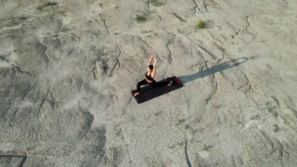 Frau Macht Yoga Und Steht Bei Sonnenuntergang Auf Nägeln Der — Stockvideo