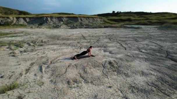 Vrouw Doet Yoga Staat Nagels Woestijn Bij Zonsondergang Het Concept — Stockvideo