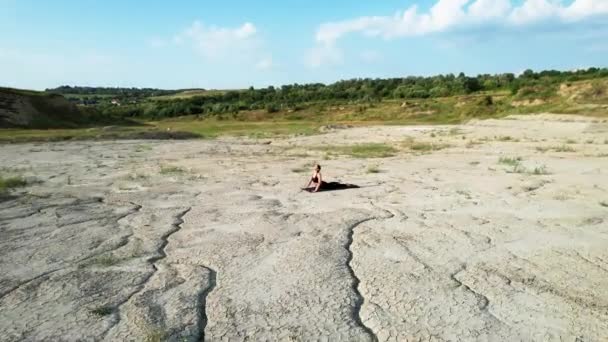 Gün Batımında Yoga Yapan Çölde Çivilerin Üzerinde Duran Bir Kadın — Stok video