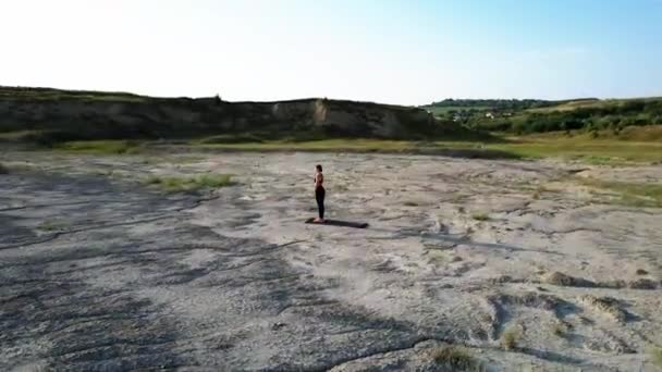 Женщина Делает Йогу Стоя Ногтях Пустыне Sunset Концепции Йоги Стоя — стоковое видео