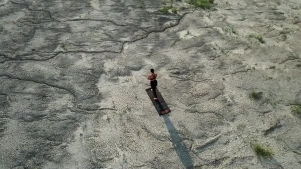 Γυναίκα Που Κάνει Γιόγκα Και Στέκεται Καρφιά Στην Έρημο Στο — Αρχείο Βίντεο