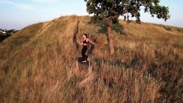 Mujer Deportiva Meditando Bajo Árbol Una Montaña Atardecer Concepto Meditación — Vídeos de Stock
