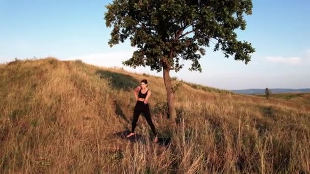 Αθλητική Γυναίκα Διαλογίζεται Κάτω Από Ένα Δέντρο Ένα Βουνό Στο — Αρχείο Βίντεο
