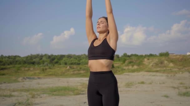 Frau Macht Yoga Der Wüste Bei Sonnenuntergang Das Konzept Von — Stockvideo