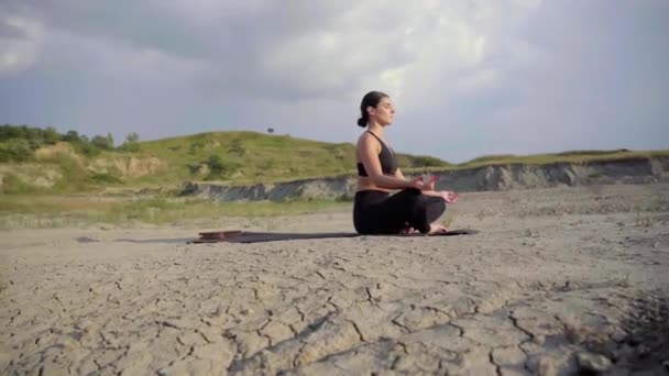 Женщина Делает Йогу Пустыне Закате Концепция Йоги Стоя Ногтях — стоковое видео