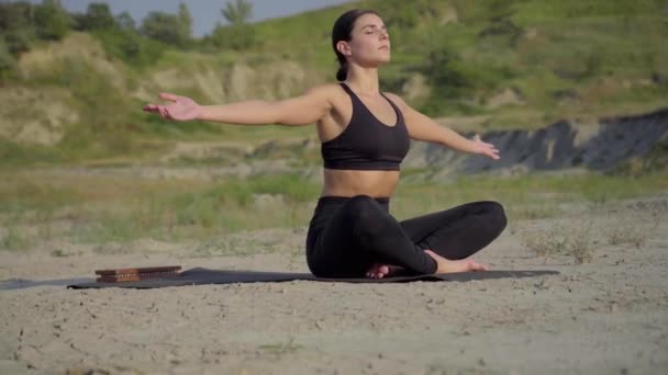 Mujer Haciendo Yoga Desierto Atardecer Concepto Yoga Pie Sobre Clavos — Vídeo de stock