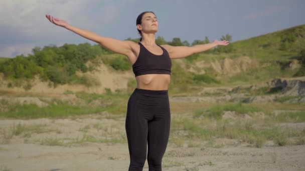 Mujer Haciendo Yoga Desierto Atardecer Concepto Yoga Pie Sobre Clavos — Vídeos de Stock