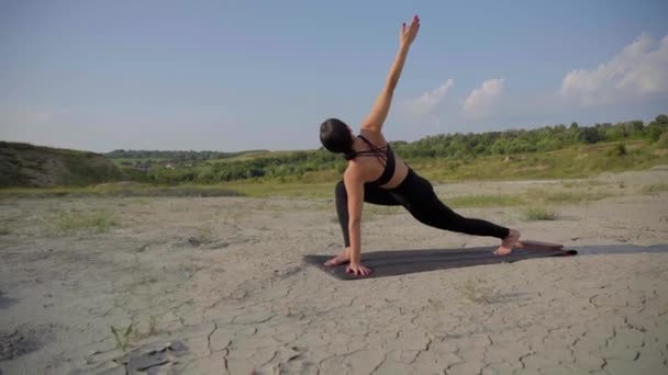 Frau Macht Yoga Der Wüste Bei Sonnenuntergang Das Konzept Von — Stockvideo