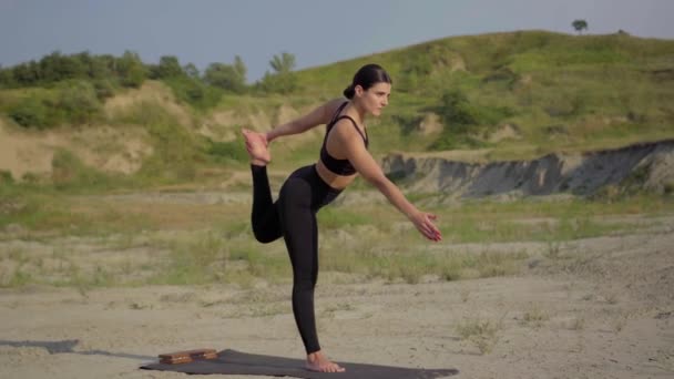 Donna Che Yoga Nel Deserto Tramonto Concetto Yoga Piedi Sulle — Video Stock