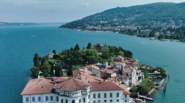 Isola Bella 'nın havadan görünüşü, Isole Borromee takımadaları, Lak.Drone shot Maggiore, İtalya