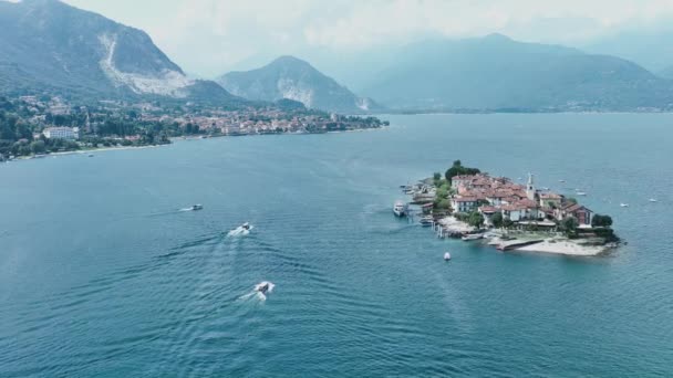 มมองทางอากาศของ Isola Bella ในเกาะ Isole Borromee ในทะเลสาบ Drone Shot Maggiore — วีดีโอสต็อก