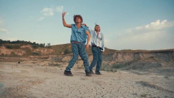 2人の男ダンサーが夕暮れに砂漠で現代ダンスを踊る — ストック動画