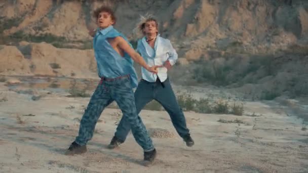 Dwóch Facetów Tańczy Taniec Nowoczesny Pustyni Zachodzie Słońca — Wideo stockowe