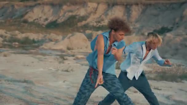 Deux Danseurs Hommes Dansent Danse Moderne Dans Désert Coucher Soleil — Video